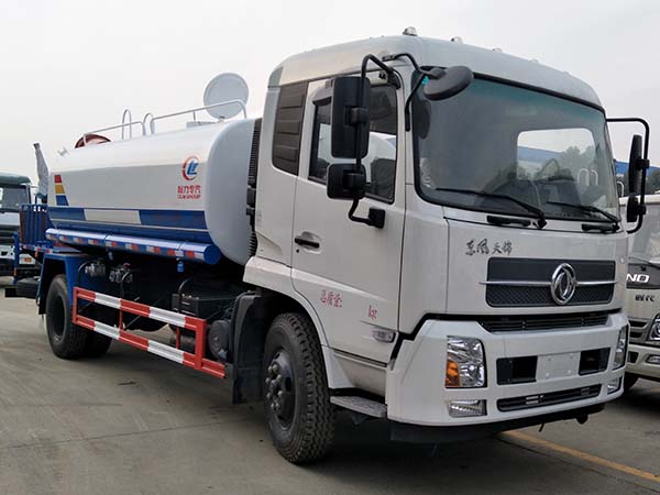 東風天錦抑塵車裝30米霧炮